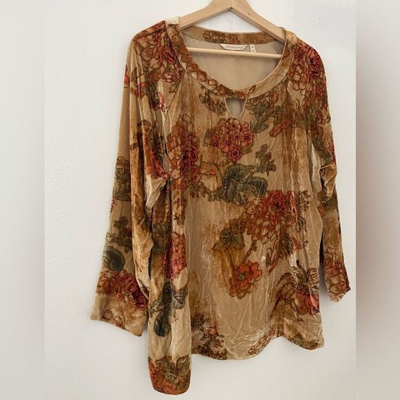 Soft Surroundings Victoria Crushed Velvet Long Sleeve Top
Size Large - Picture 4 of 7